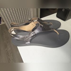 Olukai Metallic Color  Sandals